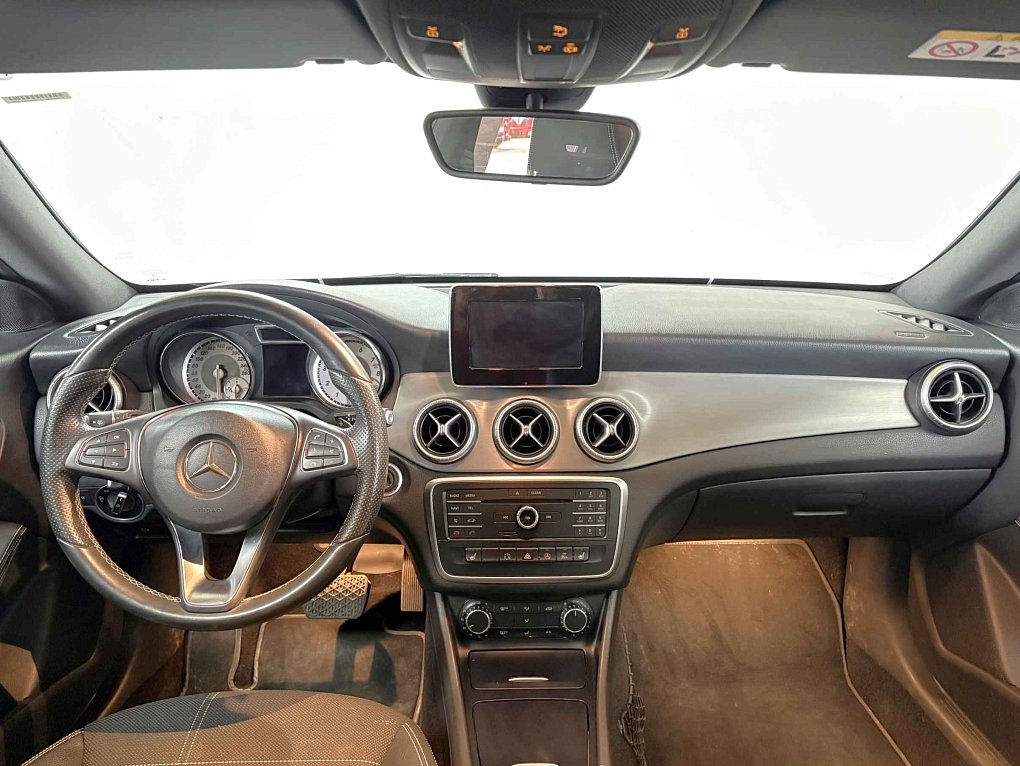 Mercedes-Benz CLA 1.6T  200