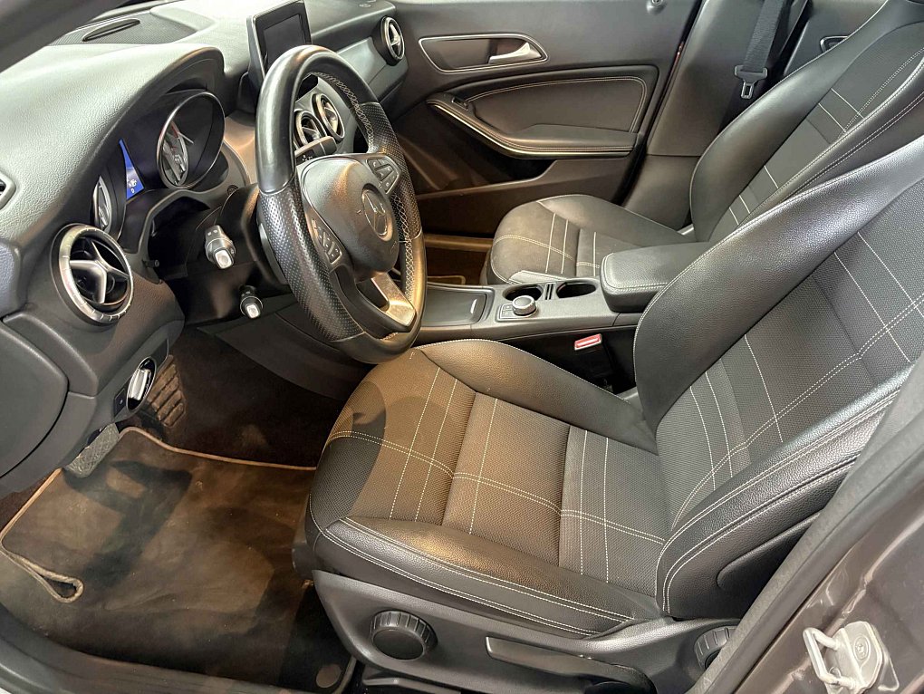 Mercedes-Benz CLA 1.6T  200