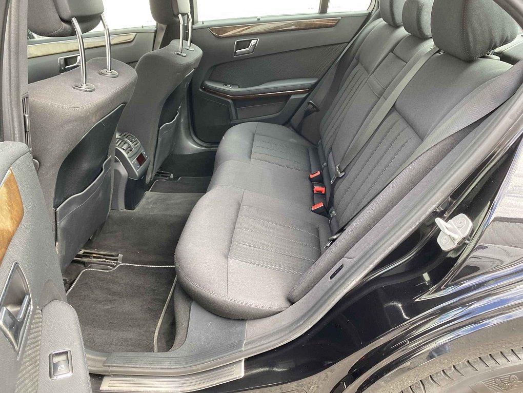 Mercedes-Benz Třída E 1.8CGi Elegance E200