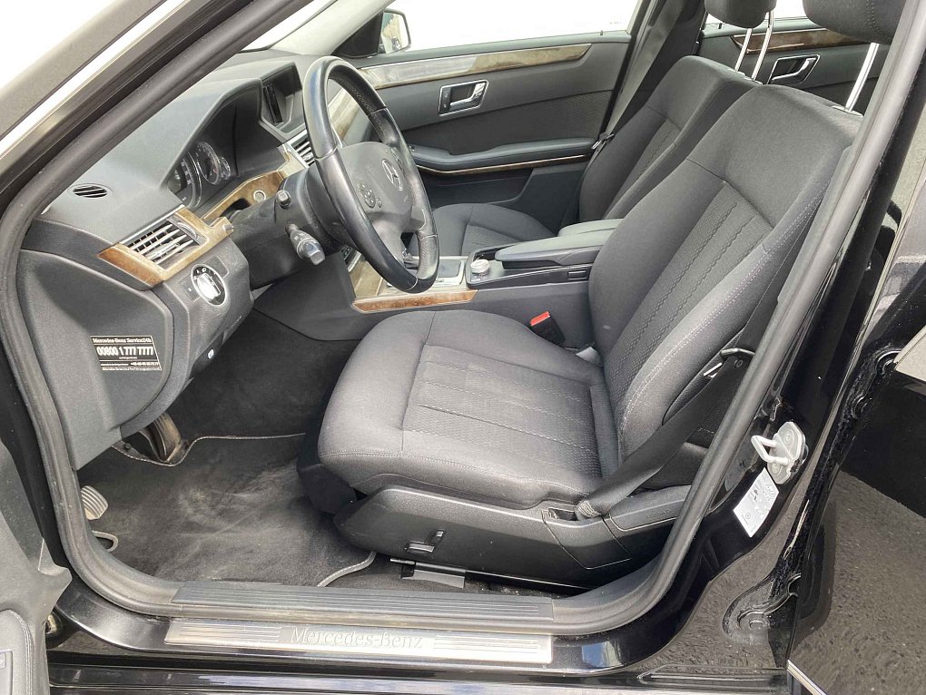 Mercedes-Benz Třída E 1.8CGi Elegance E200