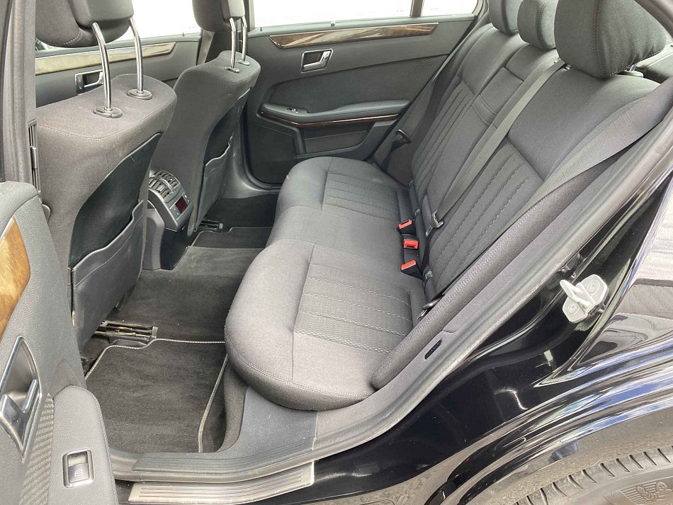 Mercedes-Benz Třída E 1.8CGi Elegance E200