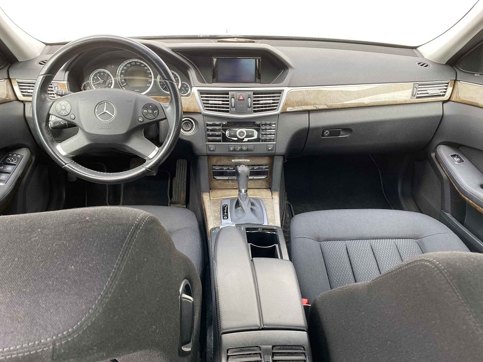Mercedes-Benz Třída E 1.8CGi Elegance E200