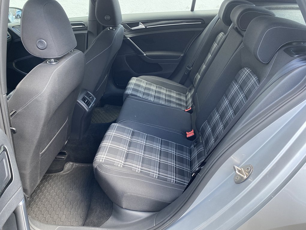 Volkswagen Golf 2.0 TDi  VII