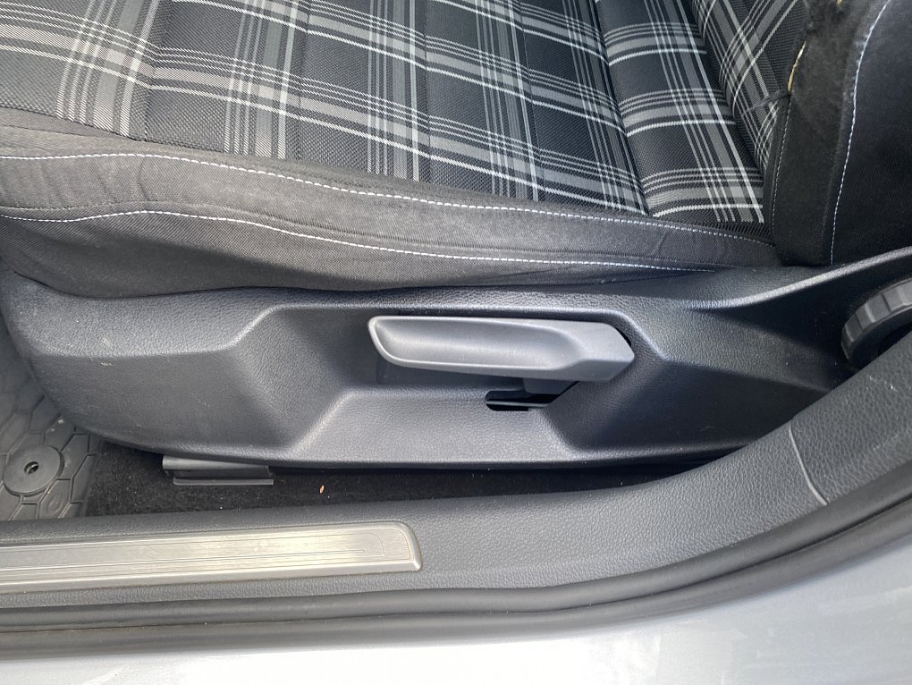 Volkswagen Golf 2.0 TDi  VII