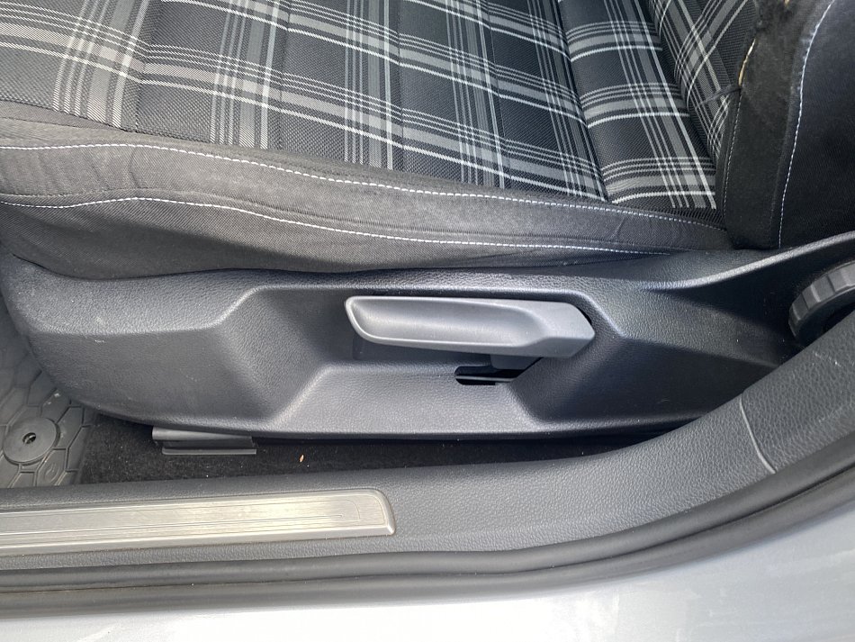 Volkswagen Golf 2.0 TDi  VII