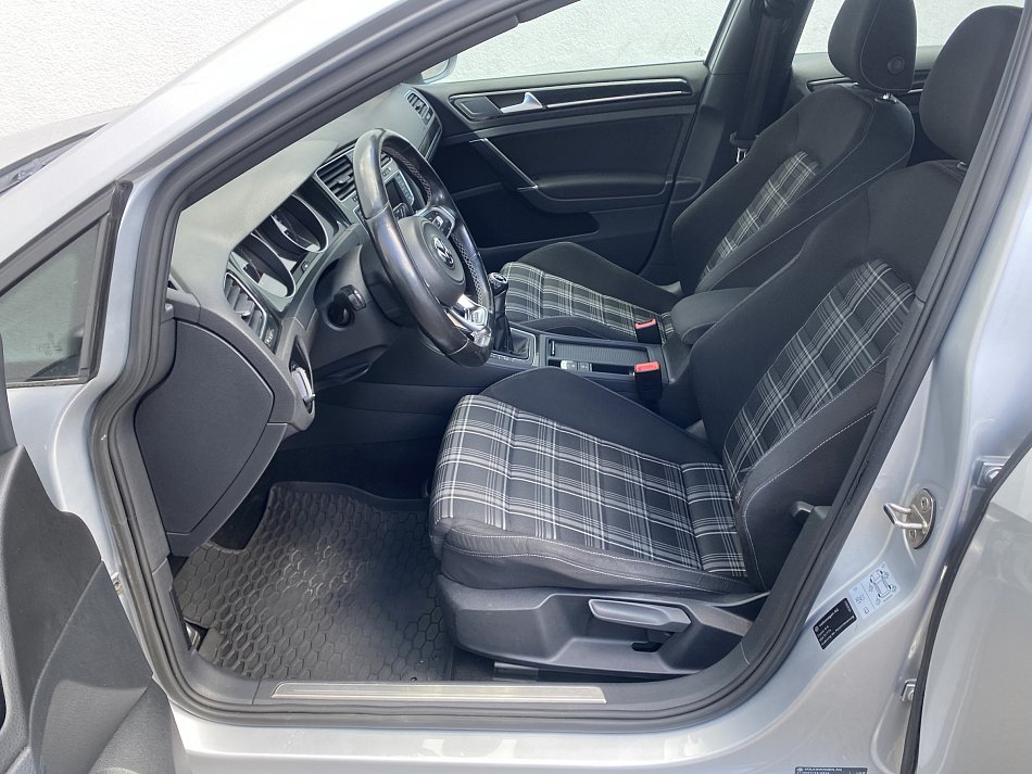 Volkswagen Golf 2.0 TDi  VII
