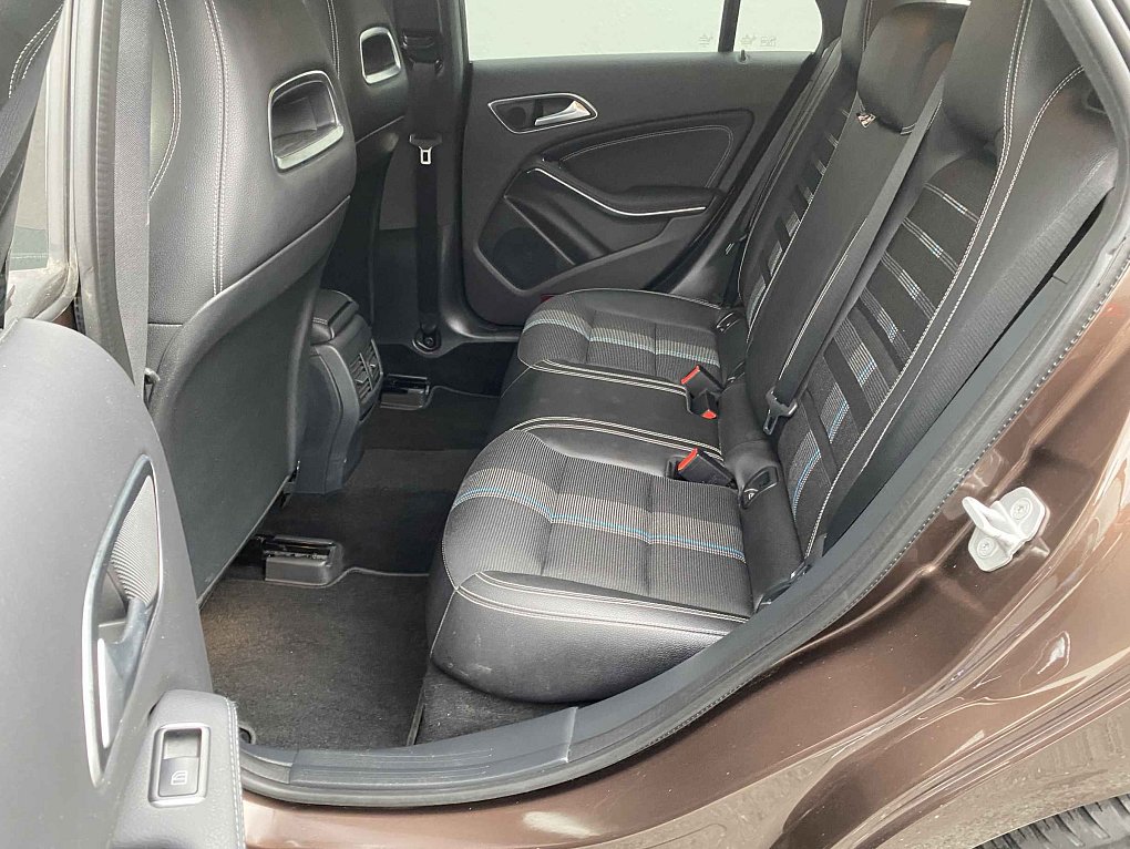 Mercedes-Benz CLA 1.6T  CLA 200