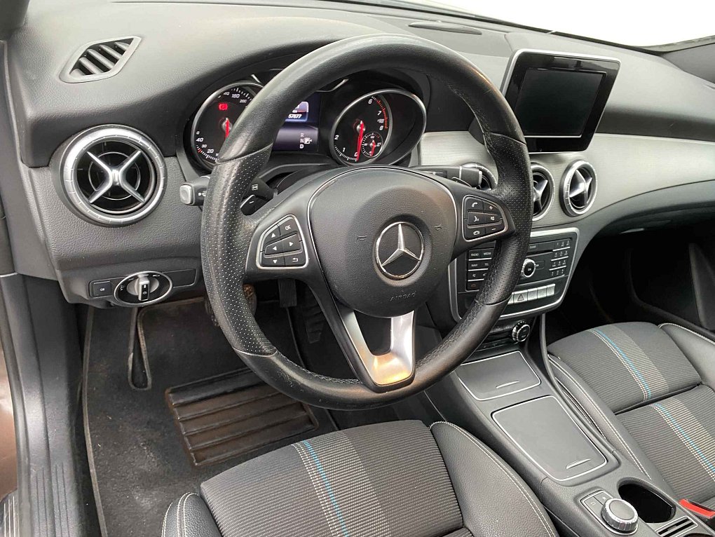 Mercedes-Benz CLA 1.6T  CLA 200