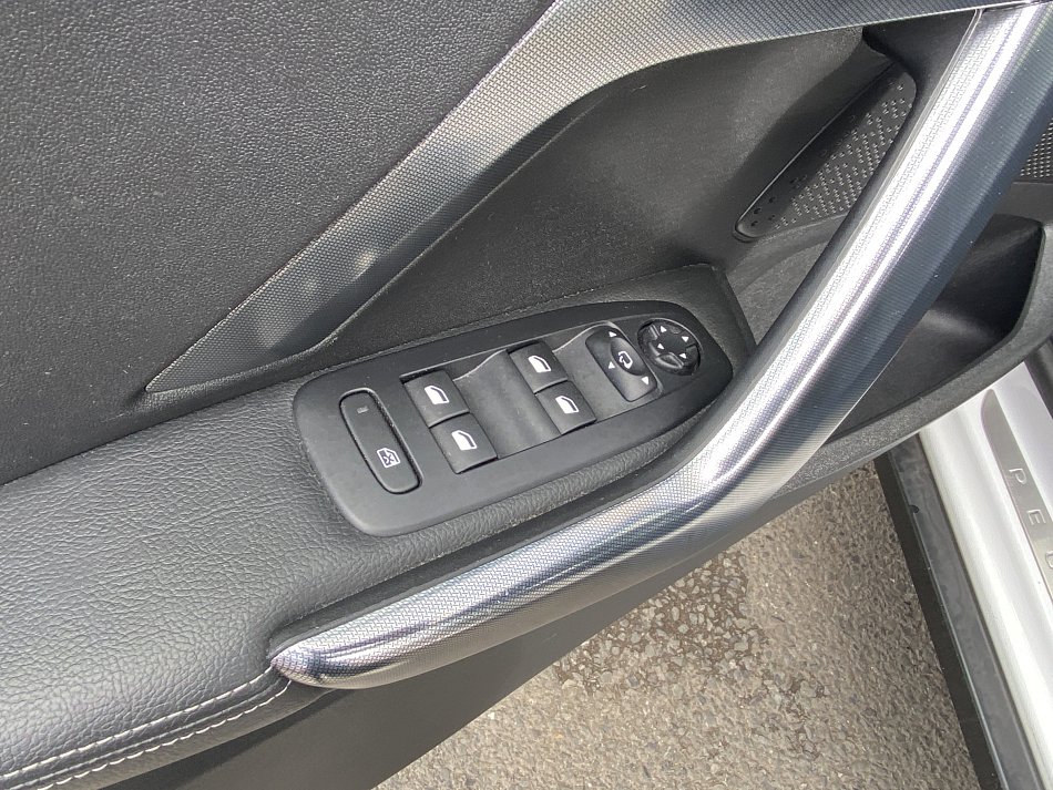 Peugeot 2008 1.6i Allure