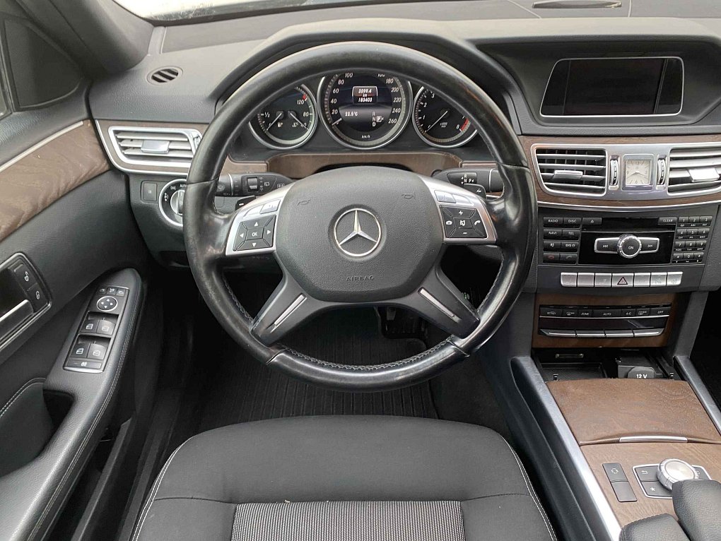 Mercedes-Benz Třída E 2.0 CGi  E200