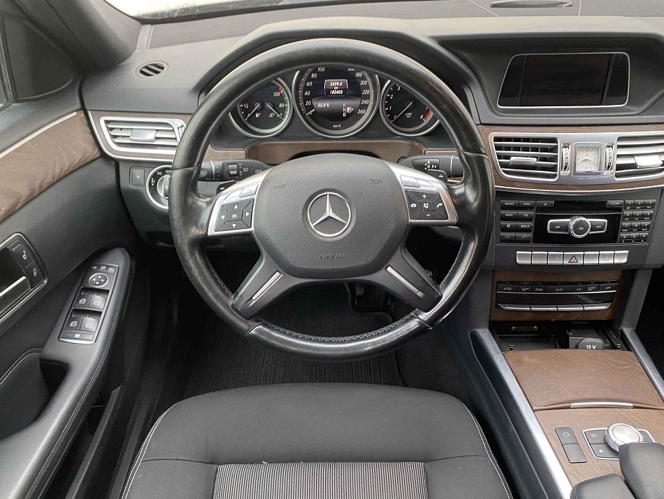 Mercedes-Benz Třída E 2.0 CGi  E200