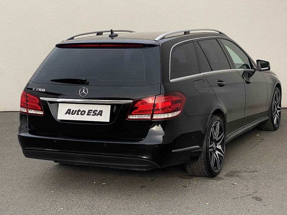 Mercedes-Benz Třída E 2.0 CGi  E200